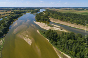 Denux Productions - agence communication - télé-pilote de drone pour captation et prise de vue photo et vidéo par voie aérienne - Vierzon - Cher 18