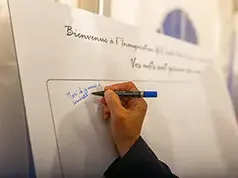 photo d'une personne qui signe sur un tableau de remerciements lors d'un séminaire à Orléans